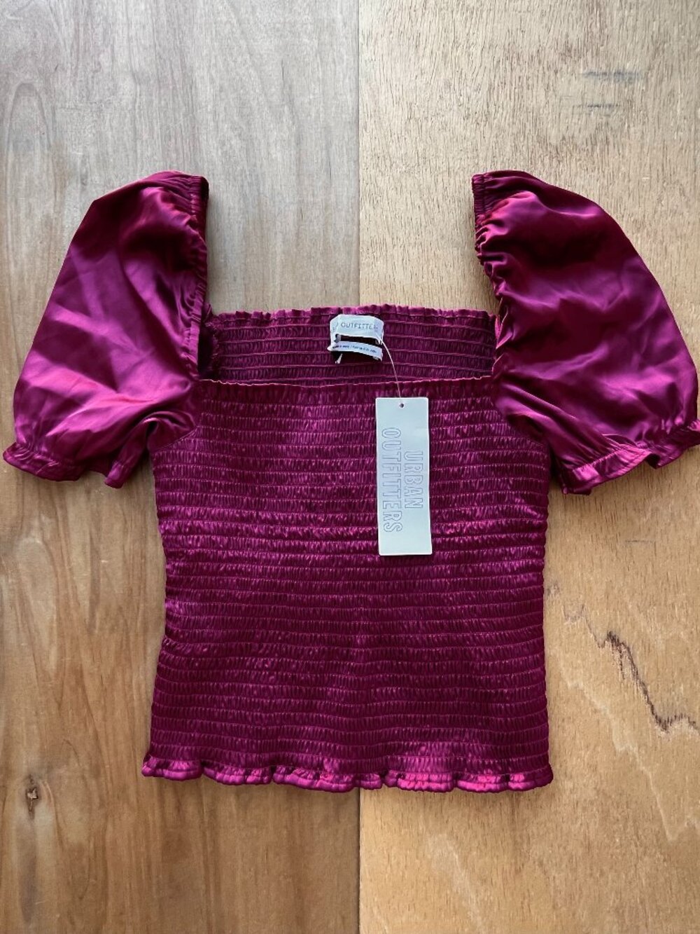 URBAN OUTFITTERS SABRINA SATIN SMOCKED PUFF SLEEVE CROP TOP Women’s szS Burgundy